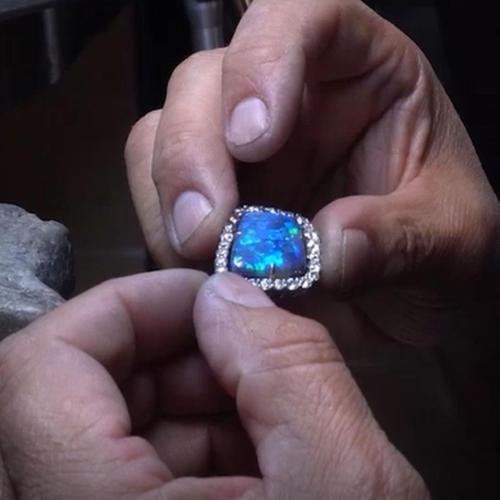 Black-Opal-Halo-Pendant IG