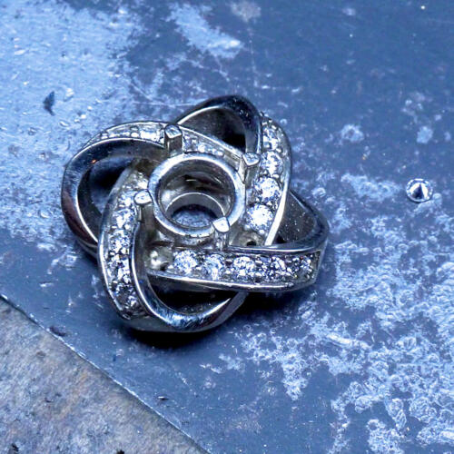 Sapphire-Knot-Pendant (1)